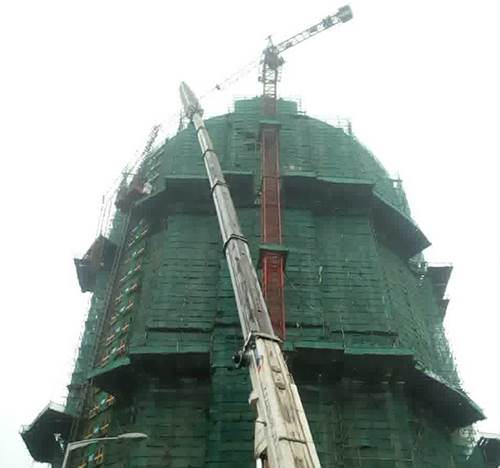 平泉吊车在工地上作业